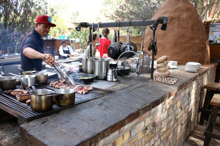 Rustic outdoor kitchen at Deckman's en El Mogor